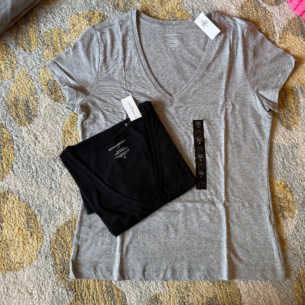 NWT! Banana Republic Factory Short-Sleeve Timeless T-shirts in V-Neck (2) Size M
